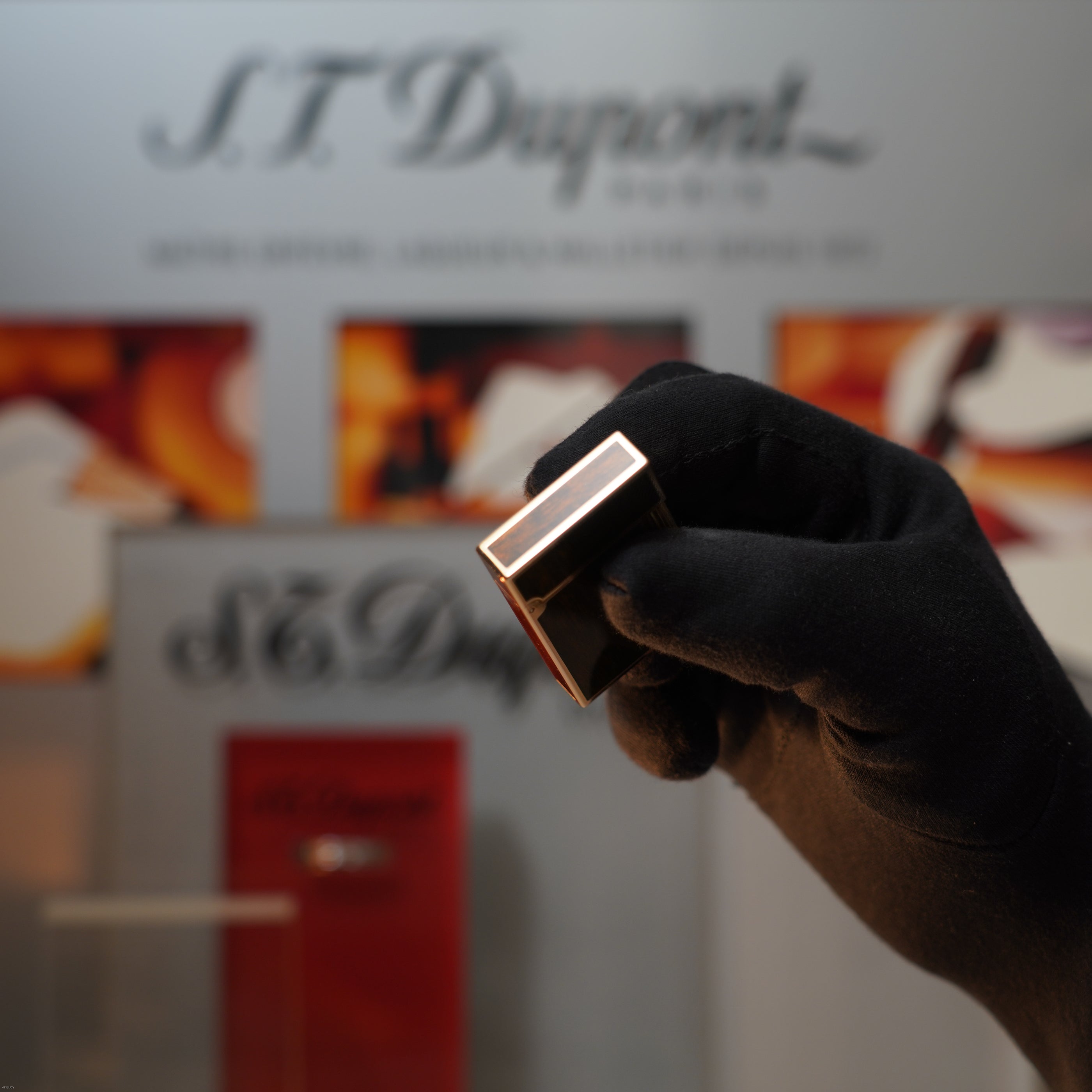 Vintage Early 1980s S.T. Dupont Medium Ligne 2 Heavy 24k Gold Finish Natural Wood with Lacquer Lighter