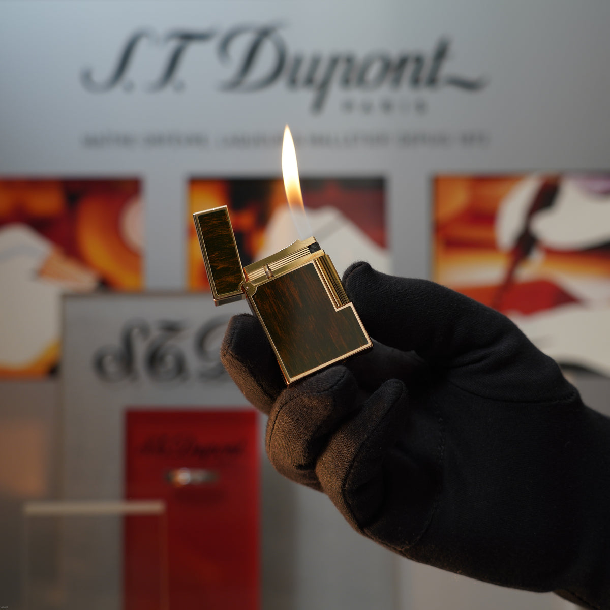 Vintage Early 1980s S.T. Dupont Medium Ligne 2 Heavy 24k Gold Finish Natural Wood with Lacquer Lighter