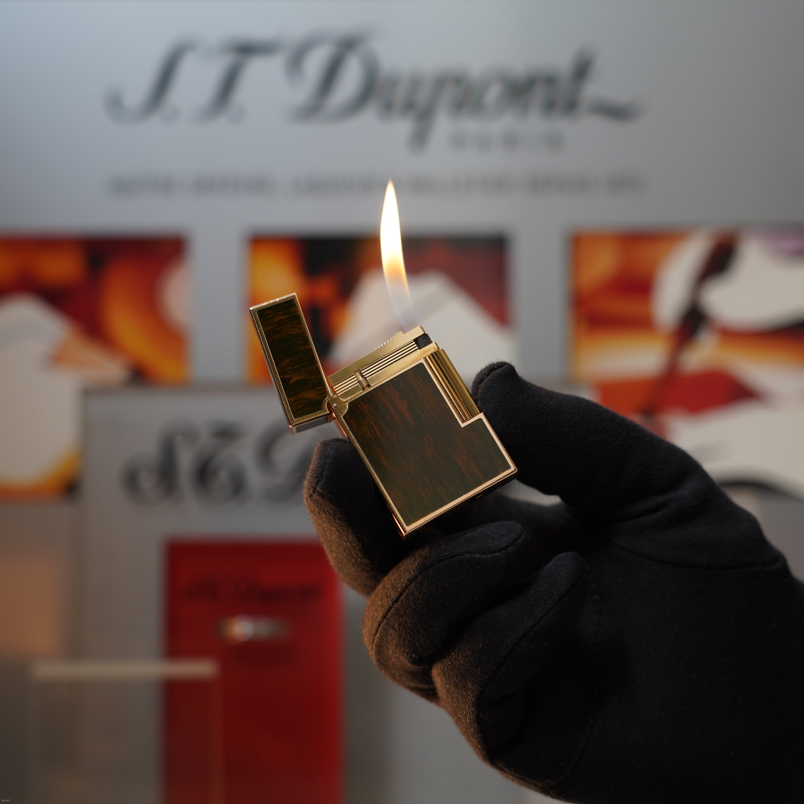 Vintage Early 1980s S.T. Dupont Medium Ligne 2 Heavy 24k Gold Finish Natural Wood with Lacquer Lighter