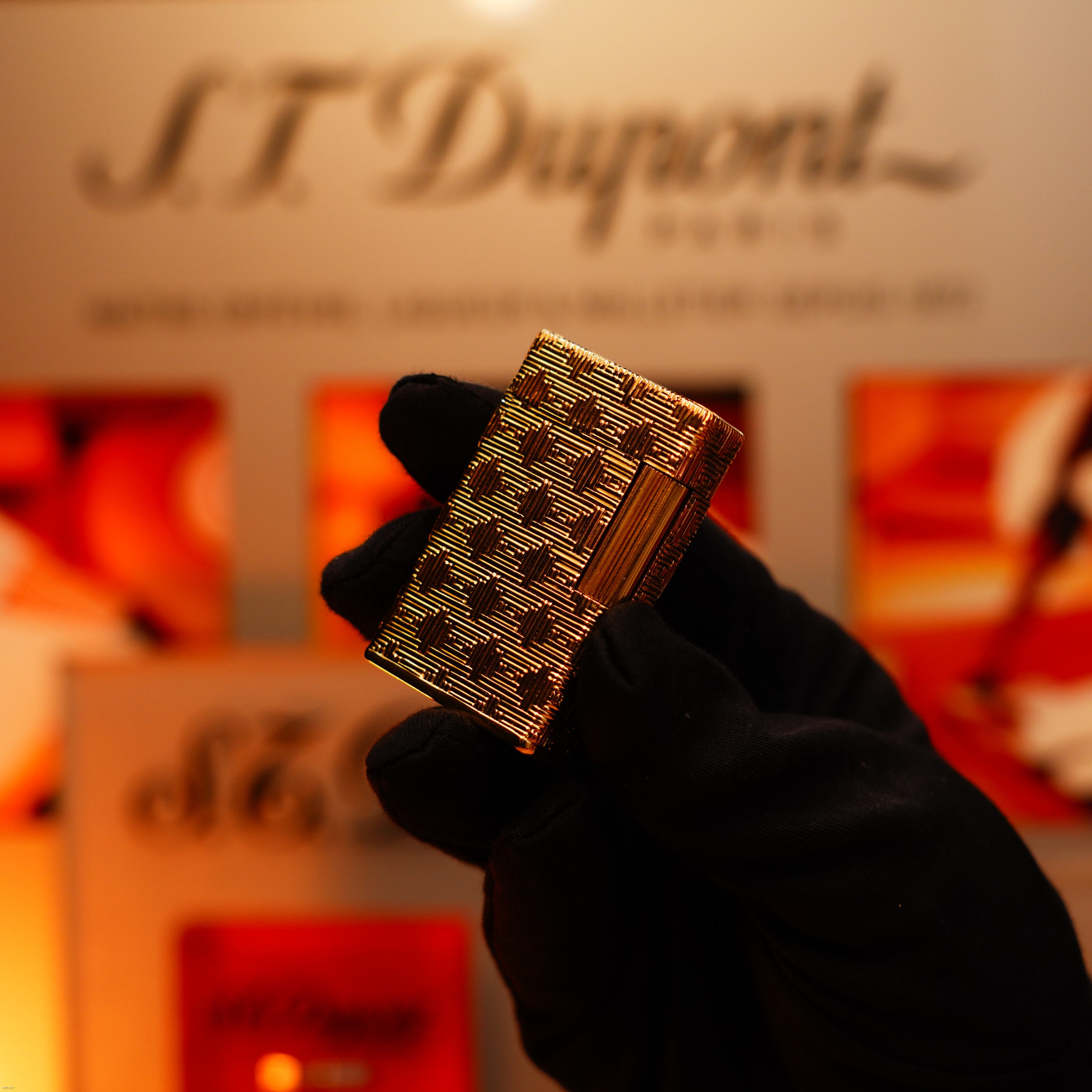 A gloved hand holds a Vintage 1960 Extremely Rare 1/1 Lucy Lighter—Solid 18K Gold, Heavy Early Edition, 750 Hallmarked—against a blurred backdrop, showcasing the brand’s timeless elegance and exclusive craftsmanship.